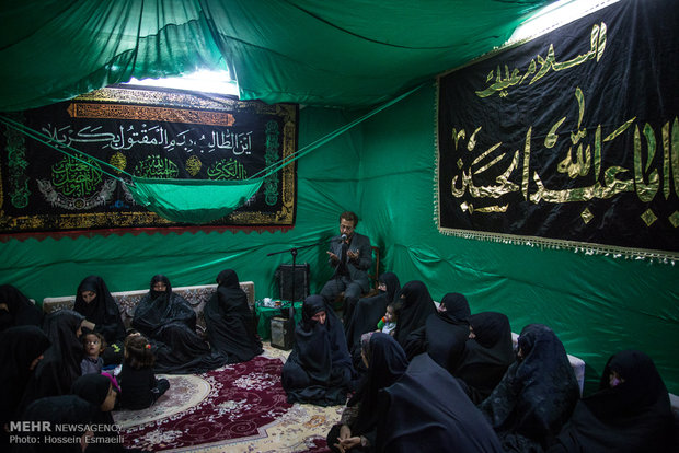 علی دهقان شبیه‌خوان نقش حضرت زینب(س) در تعزیه در حال روضه خوانی در مجلس روضه بانوان