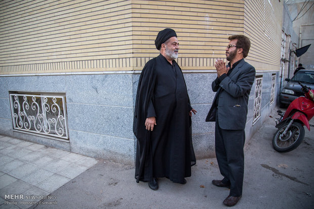 گقتگو علی دهقان شبیه‌خوان نقش حضرت زینب(س) در تعزیه با حجت‌الاسلام محمد چهل اخترانی تولیت امامزاده موسی مبرقع (ع)  و چهل اختران