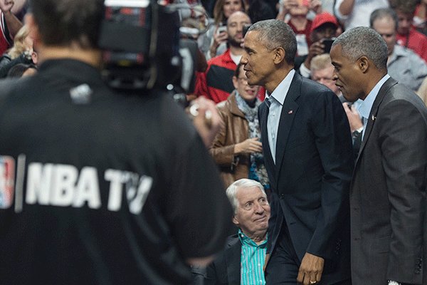 تصاویری از حضور اوباما در افتتاحیه NBA/ هنرنمایی لبرون جیمز