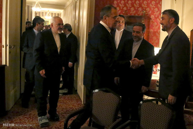 وصول وزير الخارجية الايراني والوفد المرافق له الى فيينا ومحادثاته مع نظيريه الامريكي والروسي
