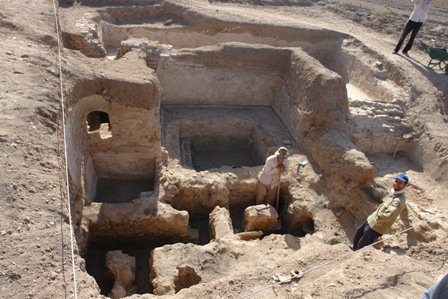 کشف ظرف بزرگ سنگی متعلق به سده پنجم هجری قمری در شهرستان اراک