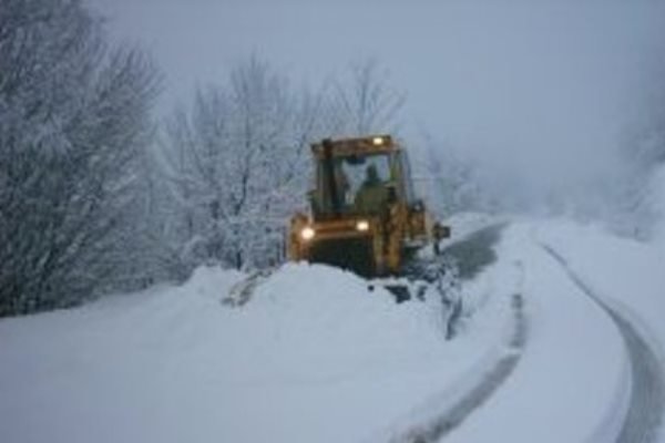 برف راه ارتباطی ۳۷۴ روستای آذربایجان غربی را مسدود کرد