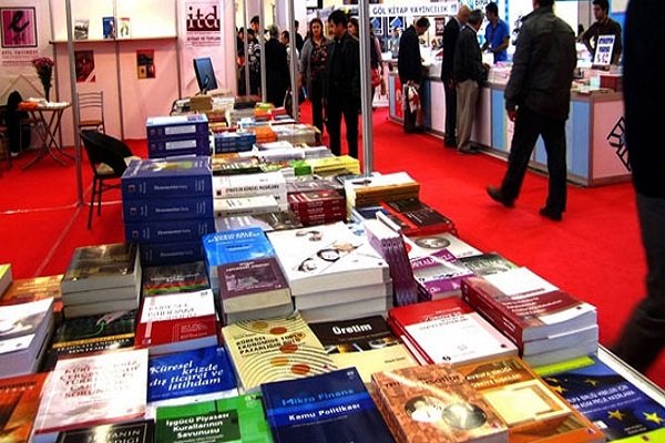 İran'da basılmış Türkçe eserler İstanbul Kitap Fuarı'nda sergilendi İran'da basılmış Türkçe eserler İstanbul Kitap Fuarı'nda sergilendi