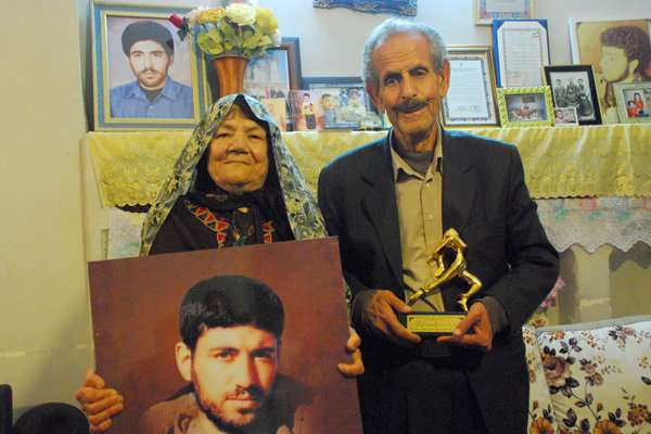 تندیس مردمی شهید دریاقلی سورانی به خانواده شهید دشتی اهدا شد