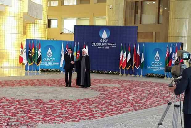 Rouhani meets world leaders in summit of GECF