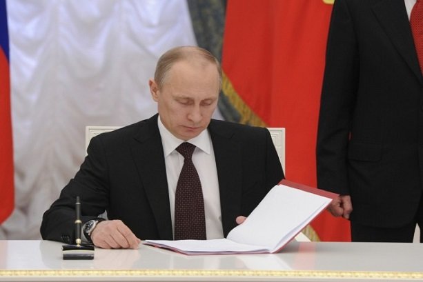 Putin signs decree on Iran-Russia nuclear coop.