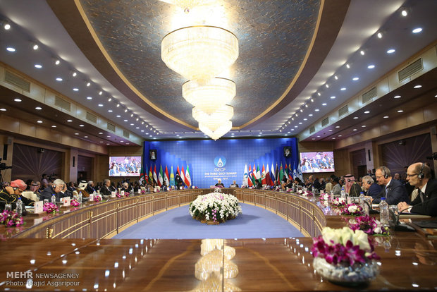 Rouhani meets world leaders in summit of GECF