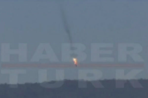 فیلم/ صحنه سقوط جنگنده در مرز ترکیه 