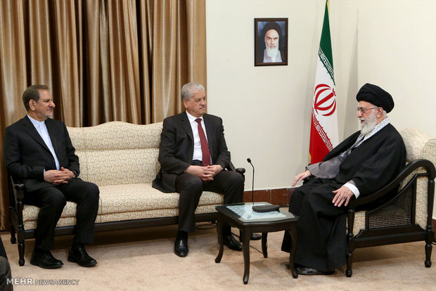 لقاء رئيس وزراء الجزائر مع قائد الثورة الاسلامية