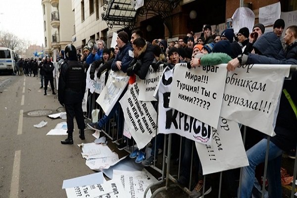 Moskova’daki Türk Büyükelçiliği binası taşlandı