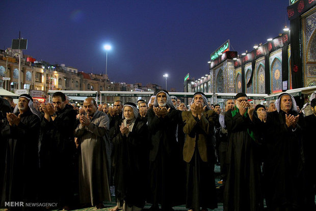 حضور زائران اربعین حسینی در حرم مطهر امام علی (ع)