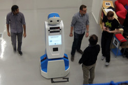 فیلم/ ورود روبات راهنما به فرودگاه آمستردام
