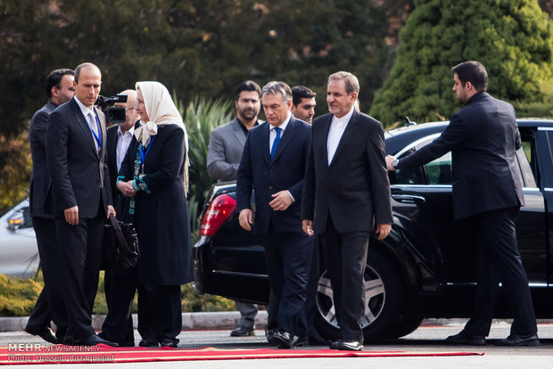 Iranian first VP welcomes Hungarian PM in Tehran