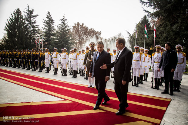 Iranian first VP welcomes Hungarian PM in Tehran