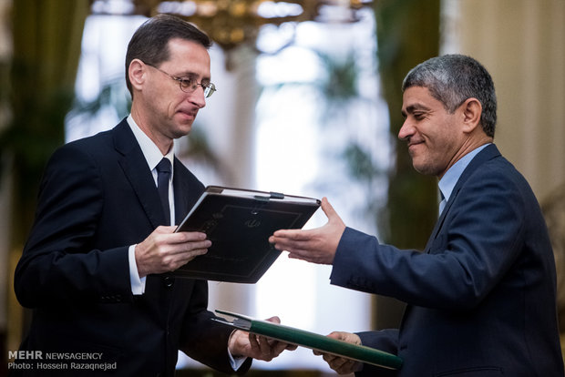 Iranian first VP welcomes Hungarian PM in Tehran