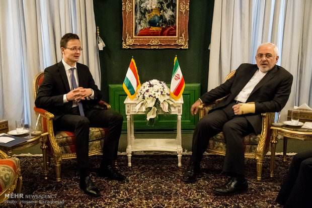 Iranian first VP welcomes Hungarian PM in Tehran