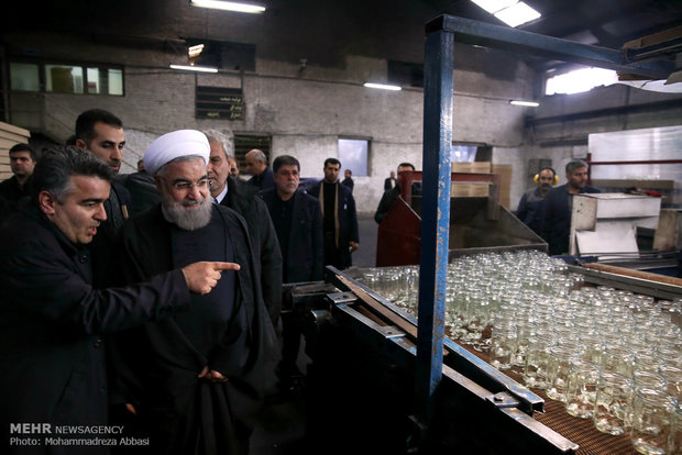 روحاني يتفقد مصنع القناني الزجاجية