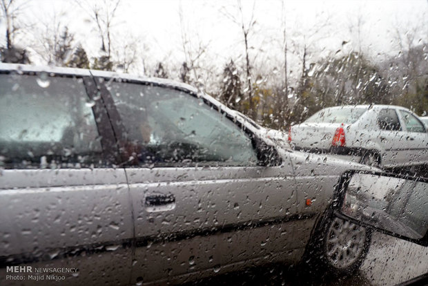 بارش برف و باران و ترافیک نیمه‌سنگین در جاده‌ها