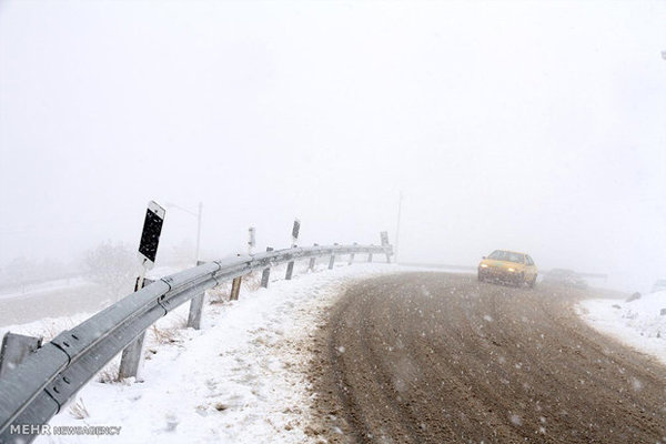 بارش برف وکولاک مقطعی برخی ازجاده های استان زنجان رافرا گرفته است