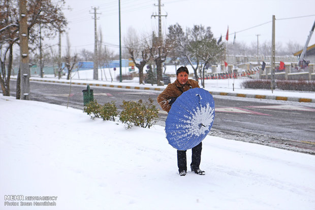 تساقط الثلج في محافظة همدان غرب ايران واغلاق المدارس