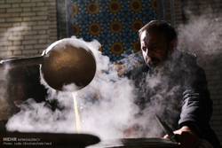 پخت غذای گرم نذرمردم شیراز در کرمانشاه به ۱۰ روز رسید