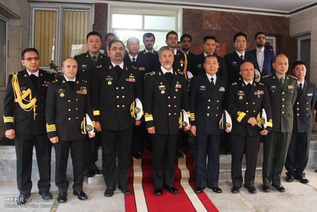 قائد القوة البحرية الايرانية يستقبل وفدا عسكريا صينيا 