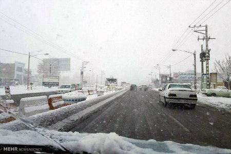 برف زندگی روزمره در آذربایجان غربی را مختل کرد/جاده‌ها باز است