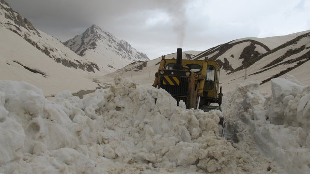 VIDEO: Plowing snow from roads of Iran's Kouhrang
