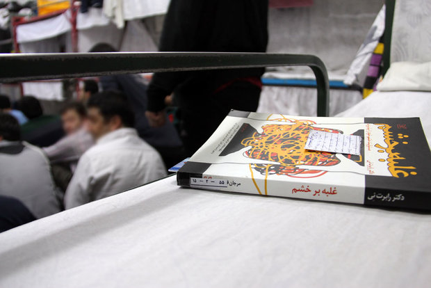 یک روز در بندِ زندانهای خاص/ بساط مجرمین در اینجا پهنِ پهن است!