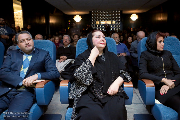 علیرضا تابش، مدیرعامل بنیاد سینمایی فارابی در کنار آزیتا احمدی دختر زنده یاد مرتضی احمدی