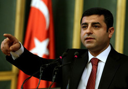توندوتیژی نامانبەزێنێت و دەست لە ئاشتی هەڵناگرین/ئێمە ئازادی دێنینە دی