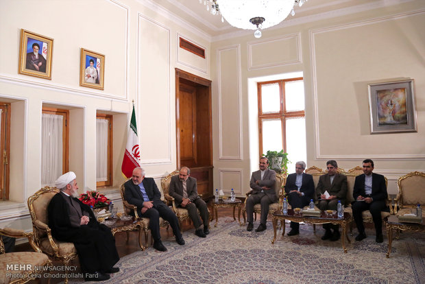 Zarif meets Lebanese officeial