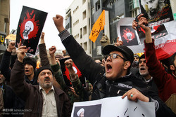مردم مشهد با مشت‌های گره کرده جنایات آل سعود را محکوم کردند