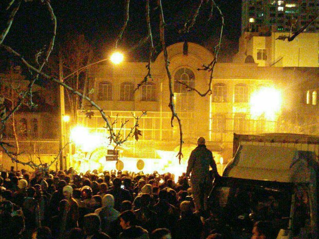 Protesters attack Saudi embassy in Tehran