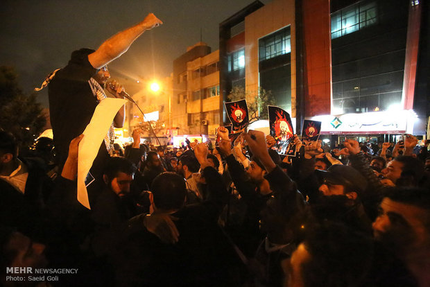 İran’da Arabistan konsolosluğunu yakıp, bayrağını indirdiler