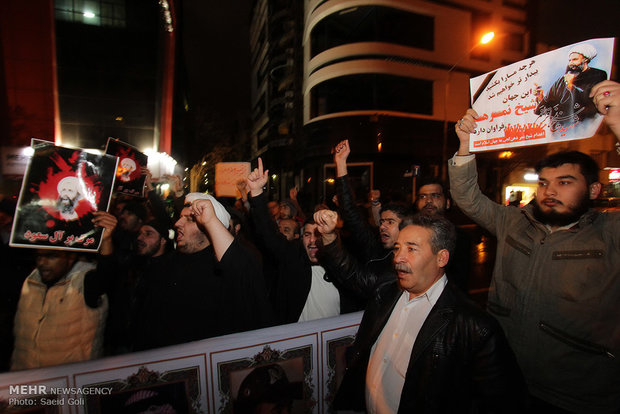 تجمع امام القنصلية السعودية  في مشهد احتجاجا على اعدام الشيخ نمر باقر النمر 