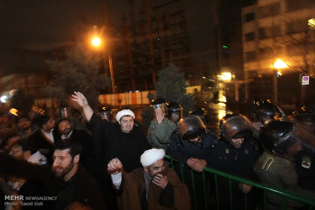 İran’da Arabistan konsolosluğunu yakıp, bayrağını indirdiler