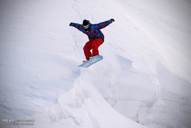 Dizin ski resort hosts intl. snowboarding tournament