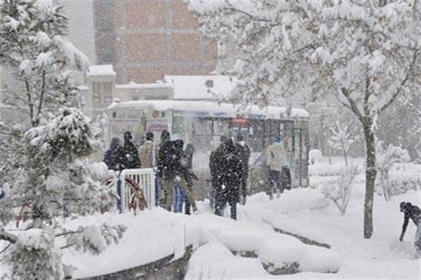 بارش شدید برف برخی از مدارس آذربایجان شرقی را تعطیل کرد