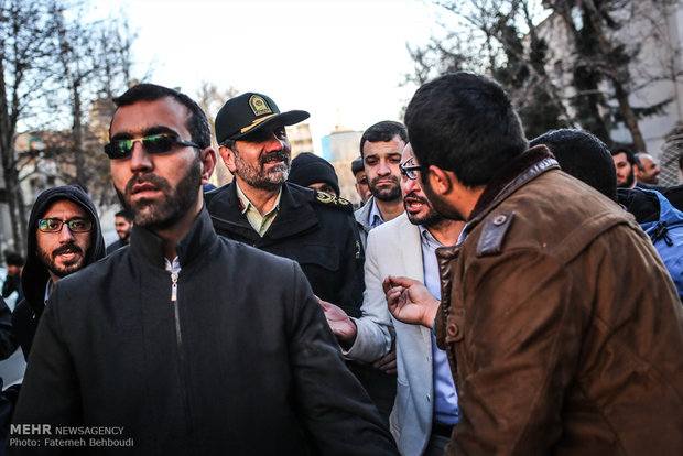 تجمع دانشجویان در اعتراض به اعدام شیخ نمر مقابل سفارت عربستان