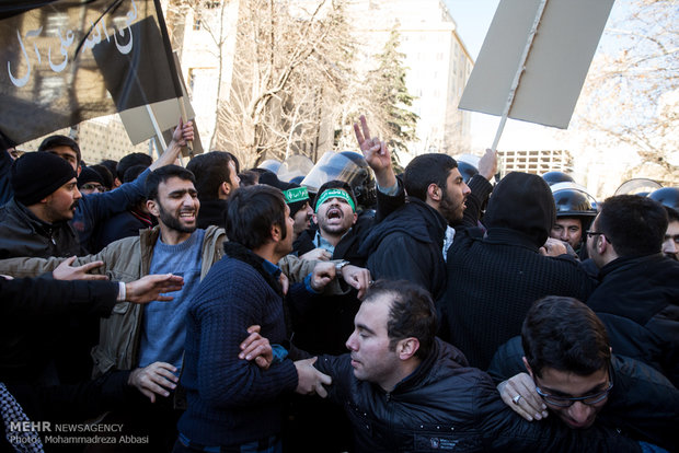 تجمع دانشجویان در اعتراض به اعدام شیخ نمر مقابل سفارت عربستان