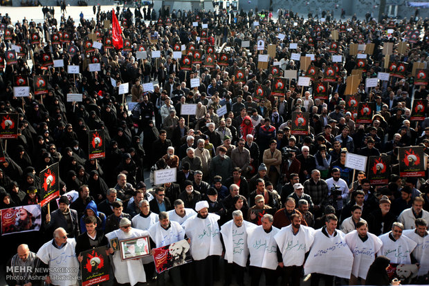 تجمع مردم  در اعتراض به اعدام شیخ نمر در میدان امام حسین