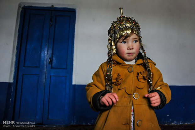 کودک با لباس سنتی و محلی در روستای دویدوخ شهرستان رازوجرگلان استان خراسان شمالی