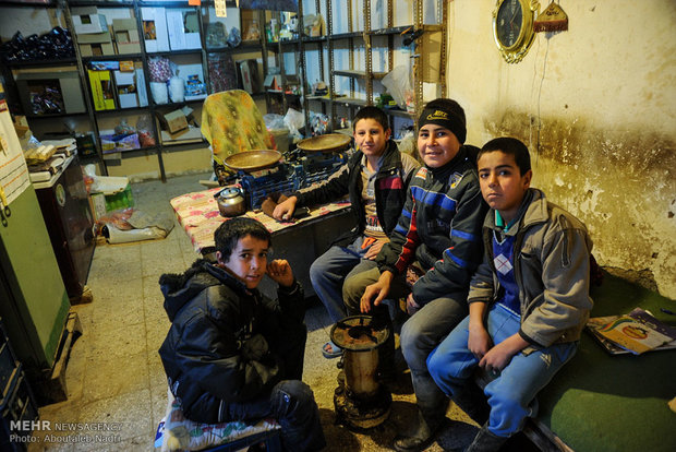 حضور نوجوانان در فروشگاه محلی روستای دویدوخ شهرستان رازوجرگلان استان خراسان شمالی