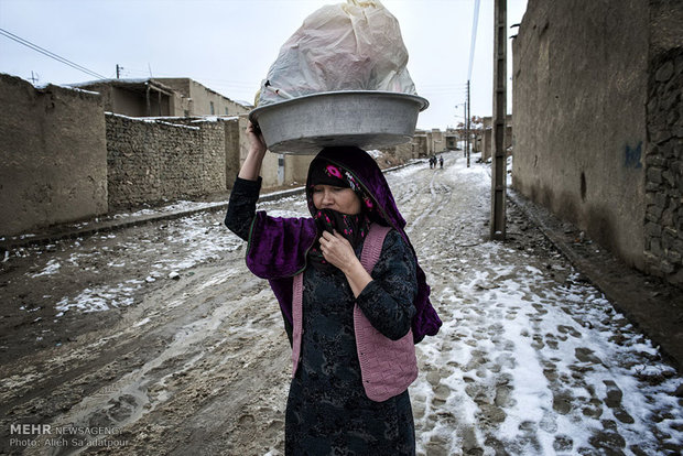 عزیمت به چاه های آب در روستای دویدوخ برای شستشوی لباس با آب سرد در فصل زمستان