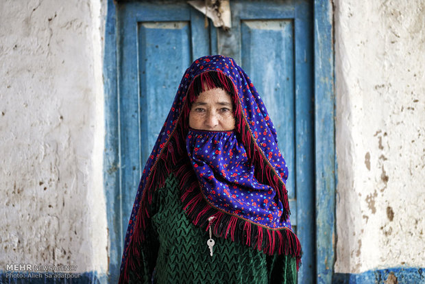 زن محلی در روستای دویدوخ شهرستان رازوجرگلان استان خراسان شمالی