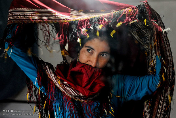 چهره دختر با لباس سنتی و محلی در روستای دویدوخ شهرستان رازوجرگلان استان خراسان شمالی