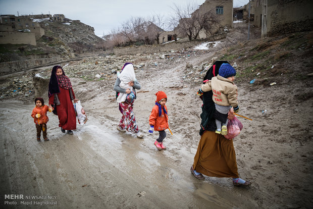 بانوان و کودکان در راه روستایی دویدوخ شهرستان رازوجرگلان استان خراسان شمالی