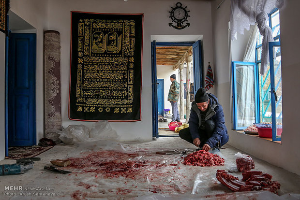 تهیه قورمه غذای سنتی و محلی در روستای دویدوخ شهرستان رازوجرگلان استان خراسان شمالی. اهالی روستا برای ذخیره غذا در فصل زمستان در حجم زیاد اقدام به تهیه و ذخیره سازی غذا می کنند.