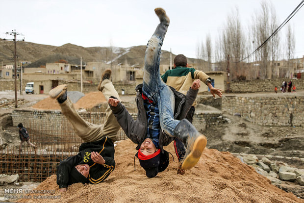 بازی و تفریح کودکان محروم در روستای دویدوخ شهرستان رازوجرگلان استان خراسان شمالی